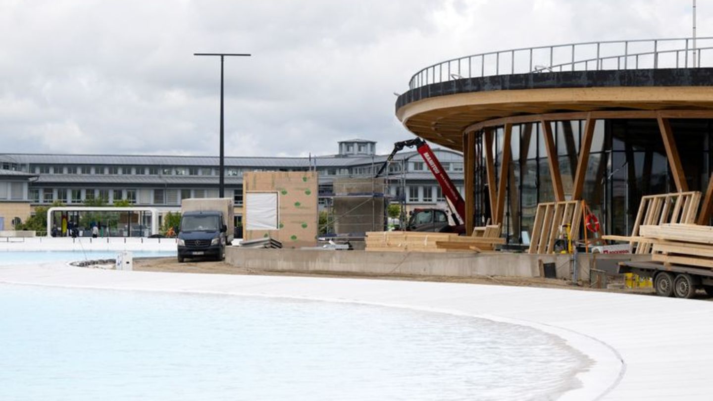 Wellenreiten im Pool: Surfpark nahe dem Münchner Flughafen öffnet im August