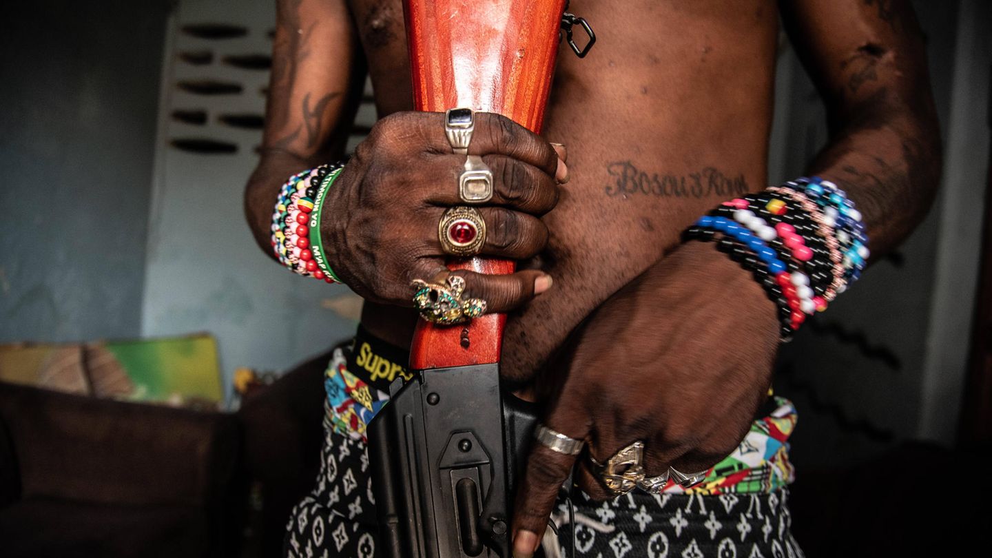 Nicht nur ihre Waffen präsentieren die Bandenmitglieder stolz, sondern auch ihren Schmuck – am und auf dem Körper