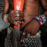 Nicht nur ihre Waffen präsentieren die Bandenmitglieder stolz, sondern auch ihren Schmuck – am und auf dem Körper