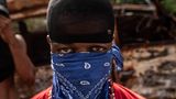 Die Kinder tragen nicht nur automatische Waffen, Pistolen und Macheten, sie dienen auch als Spione und Köche. Weibliche Jugendliche werden häufig Opfer von sexuellem Missbrauch und Vergewaltigung durch Bandenmitglieder