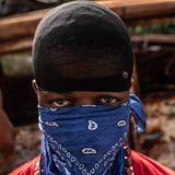 Die Kinder tragen nicht nur automatische Waffen, Pistolen und Macheten, sie dienen auch als Spione und Köche. Weibliche Jugendliche werden häufig Opfer von sexuellem Missbrauch und Vergewaltigung durch Bandenmitglieder