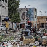 Mancherorts türmt er sich so hoch, dass die Menschen mit ihren Fahrzeugen kaum noch durchkommen