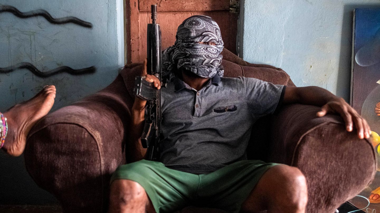 Dieser Gang-Angehörige nennt sich Jim. Er ist verantwortlich für die Kommunikation der Bande Tim's Associates, die ein Gebiet in Port-au-Prince kontrolliert