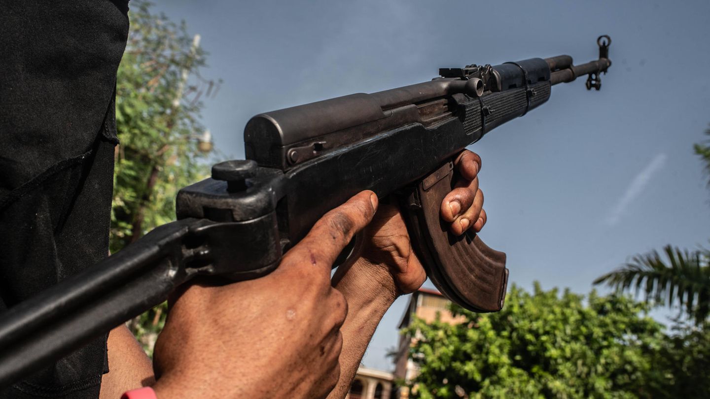 Gewalt im Karibikstaat: Die Waffen, die Port-au-Prince überfluten, stammen laut einem UN-Bericht vor allem aus den USA. Hochleistungsgewehre wie die AK-47, 9-mm-Pistolen, Scharfschützengewehre und sogar Maschinengewehre werden demnach auf dem Land-, Luft- und Seeweg aus Bundesstaaten wie Florida, Texas und Georgia eingeschmuggelt Die Waffen, die Port-au-Prince überfluten, stammen laut einem UN-Bericht vor allem aus den USA. Hochleistungsgewehre wie die AK-47, 9-mm-Pistolen, Scharfschützengewehre und sogar Maschinengewehre werden demnach auf dem Land-, Luft- und Seeweg aus Bundesstaaten wie Florida, Texas und Georgia eingeschmuggelt