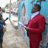 Das ist Jimmy "Barbecue" Cherizier, Anführer einer der mächtigsten Banden in Haiti. Vor laufenden Kameras gibt er im Viertel Delmas 6 von Port-au-Prince eine Art Pressekonferenz. Der ehemalige Elitepolizist wird für zahlreiche Massaker in der Hauptstadt verantwortlich gemacht