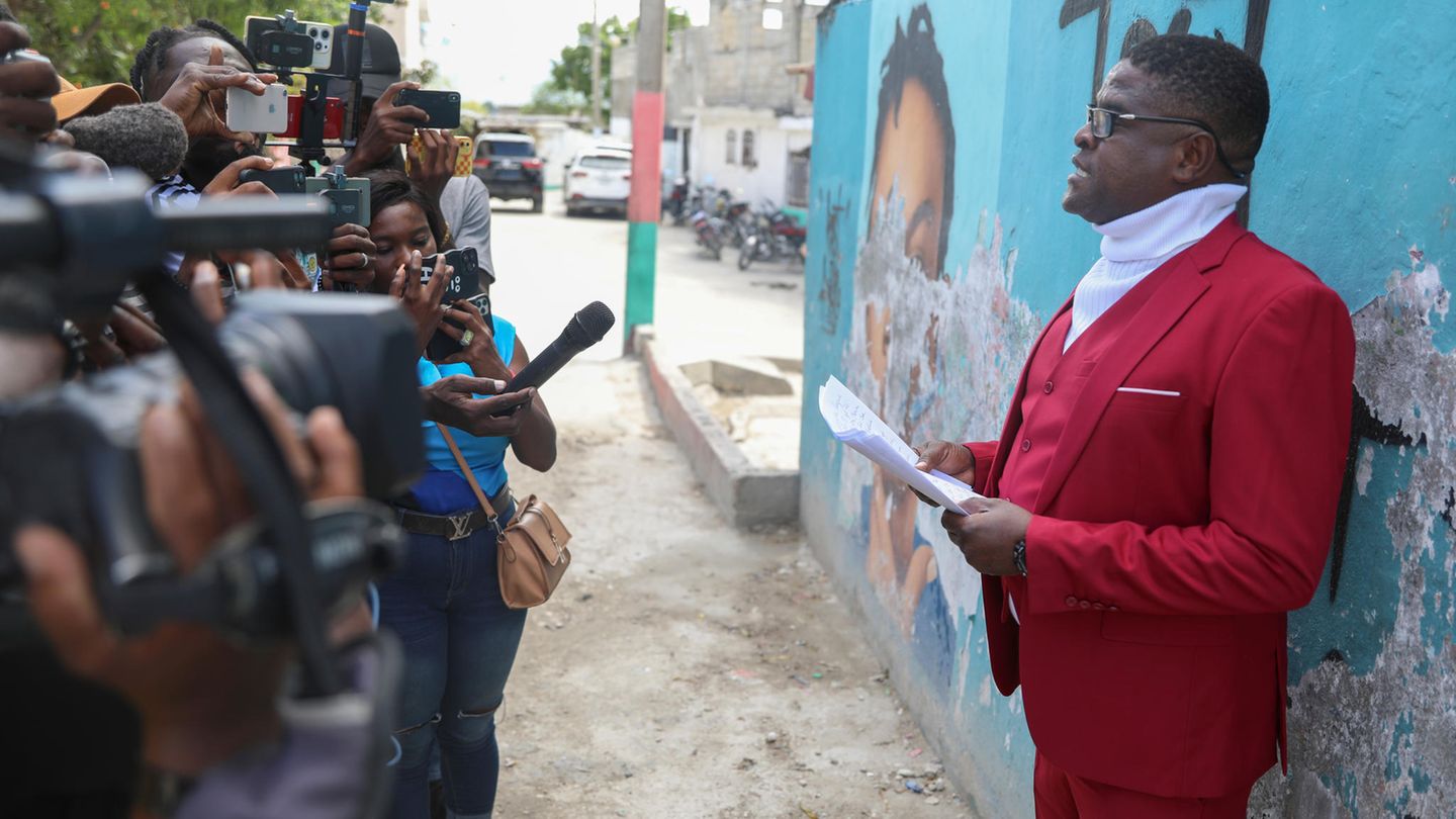 Das ist Jimmy "Barbecue" Cherizier, Anführer einer der mächtigsten Banden in Haiti. Vor laufenden Kameras gibt er im Viertel Delmas 6 von Port-au-Prince eine Art Pressekonferenz. Der ehemalige Elitepolizist wird für zahlreiche Massaker in der Hauptstadt verantwortlich gemacht