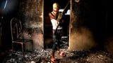 Badelatschen, Baggy Pants und ein Sturmgewehr, das fast so groß ist wie er selbst: ein Gang-Mitglied in Port-au-Prince