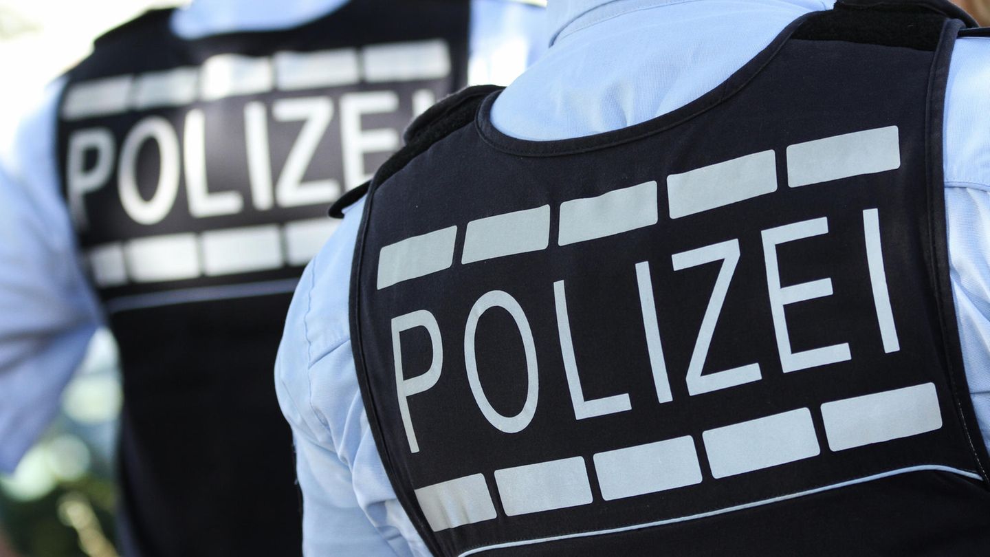 Großeinsatz: Mann mit Waffe gemeldet: Polizei durchsucht Rathaus in Reutlingen