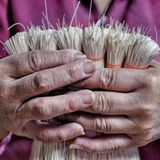 Taiwan: Die fertigen Nudeln sind noch flexibel genug, um Bündel daraus zu formen