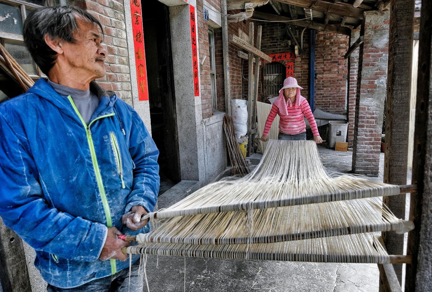 Taiwan: Das Ehepaar mit den meterlangen Teigschnüren im Hof seines Hauses