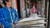 Taiwan: Das Ehepaar mit den meterlangen Teigschnüren im Hof seines Hauses