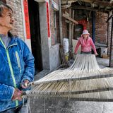Taiwan: Das Ehepaar mit den meterlangen Teigschnüren im Hof seines Hauses