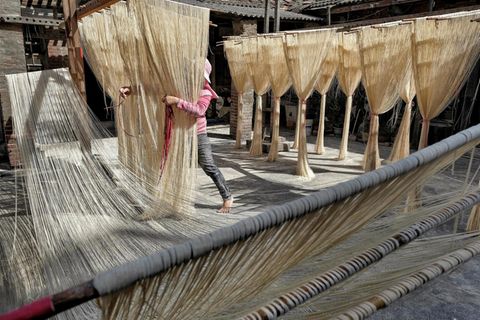 Im Hof der Familie Lin in Fuxing, Taiwan trocknen Nudeln in der Sonne