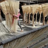 Im Hof der Familie Lin in Fuxing, Taiwan trocknen Nudeln in der Sonne