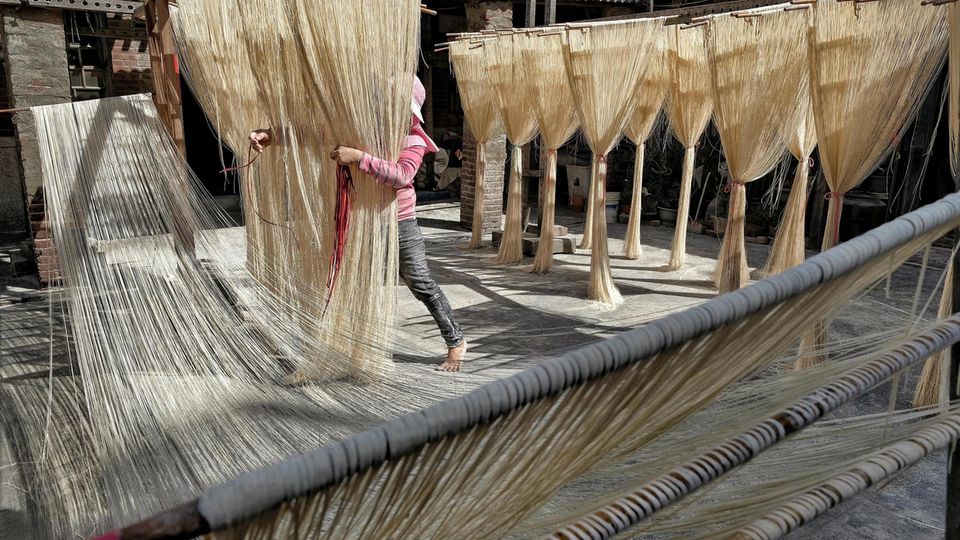 Im Hof der Familie Lin in Fuxing, Taiwan trocknen Nudeln in der Sonne