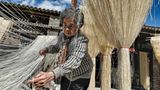 Lin Zanghu Zhi Qi sortiert die Nudeln in Fuxing, Taiwan
