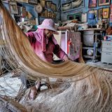 Taiwan: Mit scherenförmigen Bewegungen dehnt Liao Li Mei vorsichtig die Teigfäden