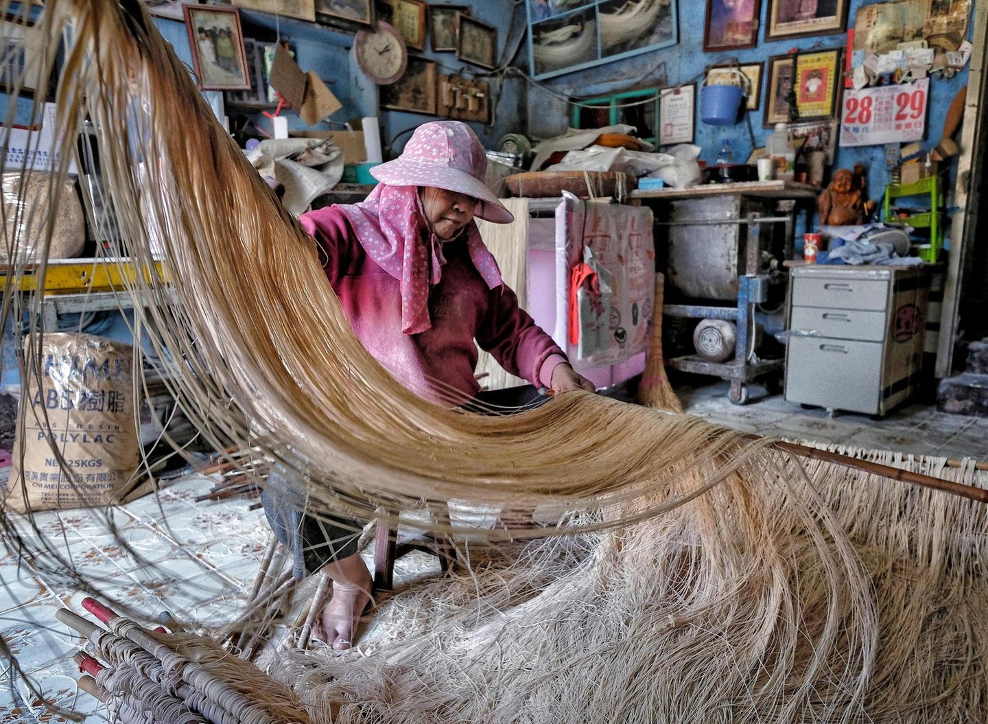 Taiwan: Mit scherenförmigen Bewegungen dehnt Liao Li Mei vorsichtig die Teigfäden