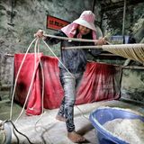 Taiwan: Auf Bambusstöcke gehängt, zieht ihr Gewicht die Teigstränge in die Länge