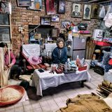 Taiwan: Liao Li Mei verpackt die Ware, ihre Schwiegermutter schaut derweil fern