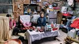 Taiwan: Liao Li Mei verpackt die Ware, ihre Schwiegermutter schaut derweil fern