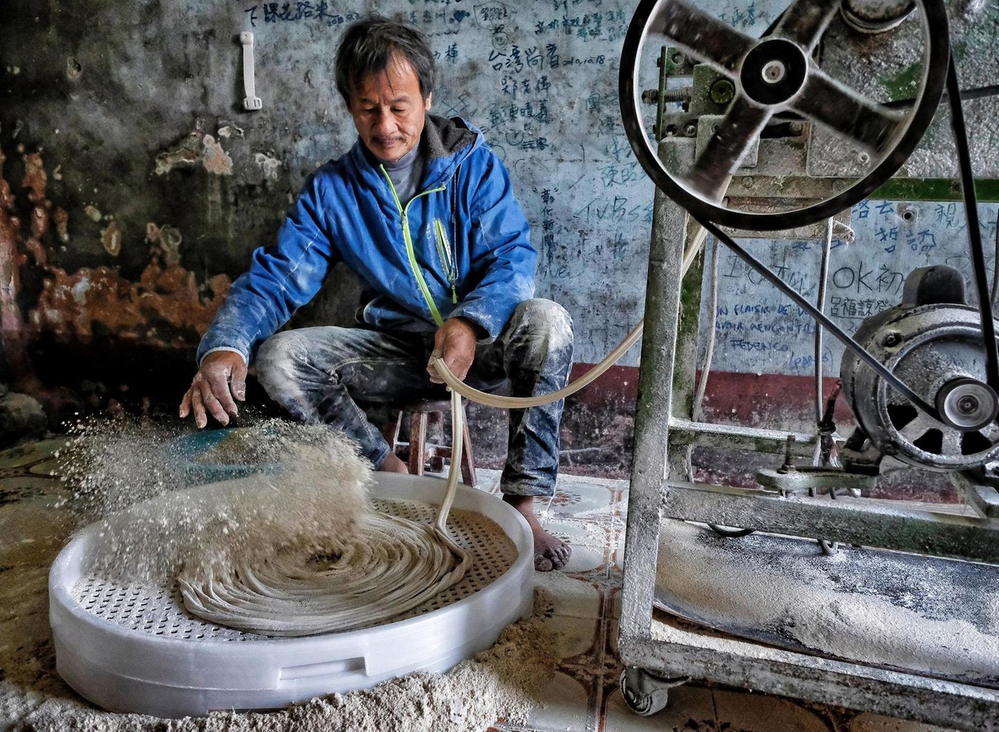 Taiwan: Mehrmals durchläuft der Teig eine Walze, bis er fingerdick ist