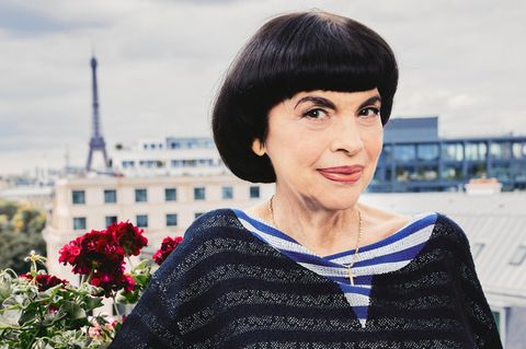 Portrait von Mireille Mathieu, im Hintergrund der Eiffelturm