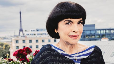 Portrait von Mireille Mathieu, im Hintergrund der Eiffelturm
