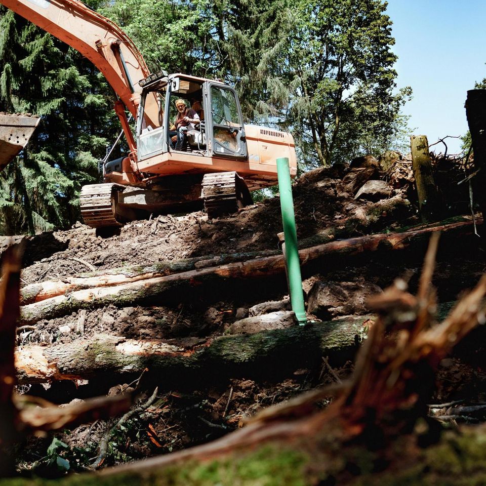 Wolfgang Schleich am Dienstag, 26. Juni 2024, bei seinem aktuellen Projekt nahe Rudingshain.
