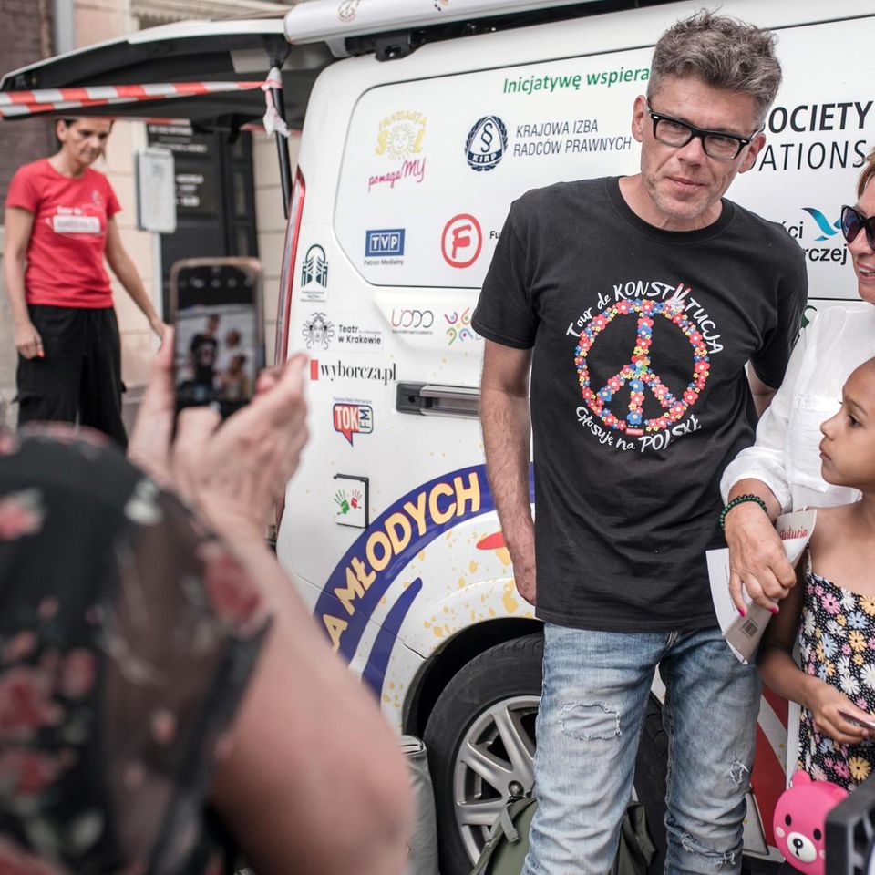 30.06.2024, Legnica, Polen: Menschen lassen sich vor einem Sprinter fotografieren