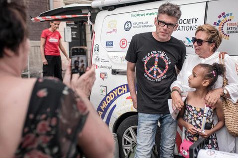 30.06.2024, Legnica, Polen: Menschen lassen sich vor einem Sprinter fotografieren