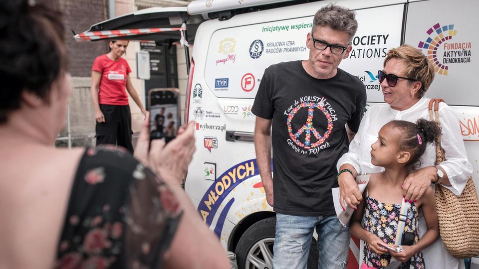 30.06.2024, Legnica, Polen: Menschen lassen sich vor einem Sprinter fotografieren