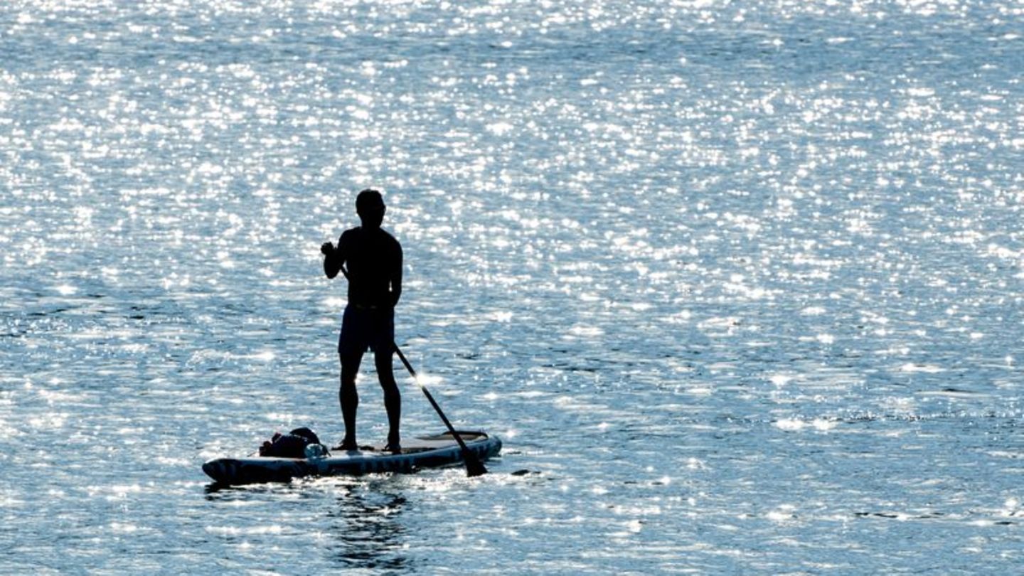 Im Wasser: Stand-up-Paddler findet Leiche im See
