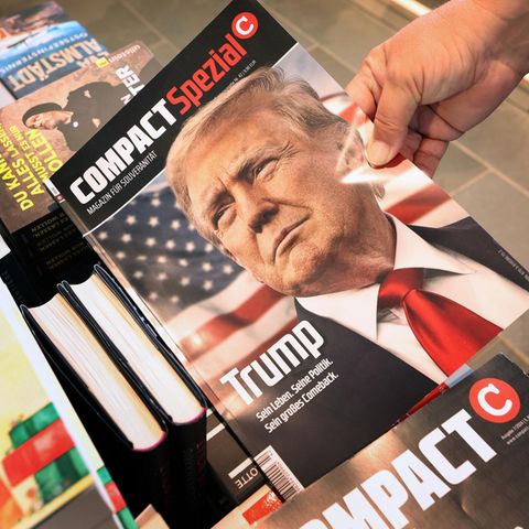 Das Magazin "Compact" am Dienstag in einer Zeitschriftenhandlung, bevor es aus dem Sortiment genommen wurde.