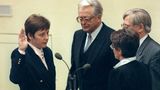 18. Januar 1991: Nachdem die erste Station ihrer politischen Laufbahn, die DDR-Partei "Demokratischer Aufbruch" (DA), in der CDU aufgeht, beginnt der Aufstieg Merkels bei den Christdemokraten. Mit 35 Jahren wird sie Bundesministerin für Frauen und Jugend in Kanzler Helmut Kohls erstem Kabinett. Ihre Vereidigung durch Bundestagspräsidentin Rita Süssmuth (rechts) erfolgt noch im alten Bundestag in Bonn. Dieser erste große Erfolg hat aber einen Beigeschmack: Merkel erhält ein kleines Restministerium mit wenig Kompetenzen.