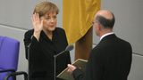 22. November 2005: Nach jahrelangen Grabenkämpfen innerhalb der CDU gegen Edmund Stoiber und Friedrich Merz ist Merkel zur Bundestagswahl 2005 klare und unangefochtene CDU-Kandidatin auf das Kanzleramt. Bei der Wahl liegt die Union nur knapp vor der SPD, es kommt zur Großen Koalition. Am 22. November wird Angela Merkel im Deutschen Bundestag durch Bundestagspräsident Norbert Lammert vereidigt. Sie ist die erste Kanzlerin Deutschlands und mit 51 Jahren die bisher jüngste Amtsinhaberin. Sie ist außerdem die erste Ostdeutsche, die in dieses Amt gewählt wird.
