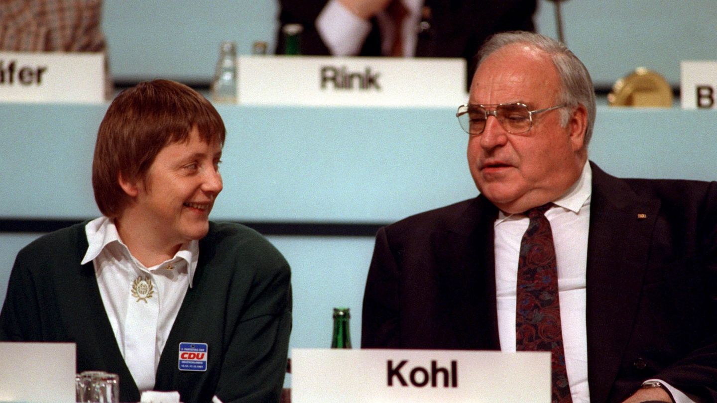 Runder Geburtstag: Dezember 1991: Als Nachfolgerin von Lothar de Maizière wird Merkel auf dem CDU-Parteitag in Dresden zur stellvertretenden Parteivorsitzenden gewählt. Als Bürgerin der DDR ist Merkel mit den Traditionen der Union jedoch kaum vertraut. Ihr Aufstieg als Quereinsteigerin beruht auf der Unterstützung von Bundeskanzler Helmut Kohl (rechts). Die Medien geben ihr deshalb den Spitznamen "Kohls Mädchen". Dezember 1991: Als Nachfolgerin von Lothar de Maizière wird Merkel auf dem CDU-Parteitag in Dresden zur stellvertretenden Parteivorsitzenden gewählt. Als Bürgerin der DDR ist Merkel mit den Traditionen der Union jedoch kaum vertraut. Ihr Aufstieg als Quereinsteigerin beruht auf der Unterstützung von Bundeskanzler Helmut Kohl (rechts). Die Medien geben ihr deshalb den Spitznamen "Kohls Mädchen".