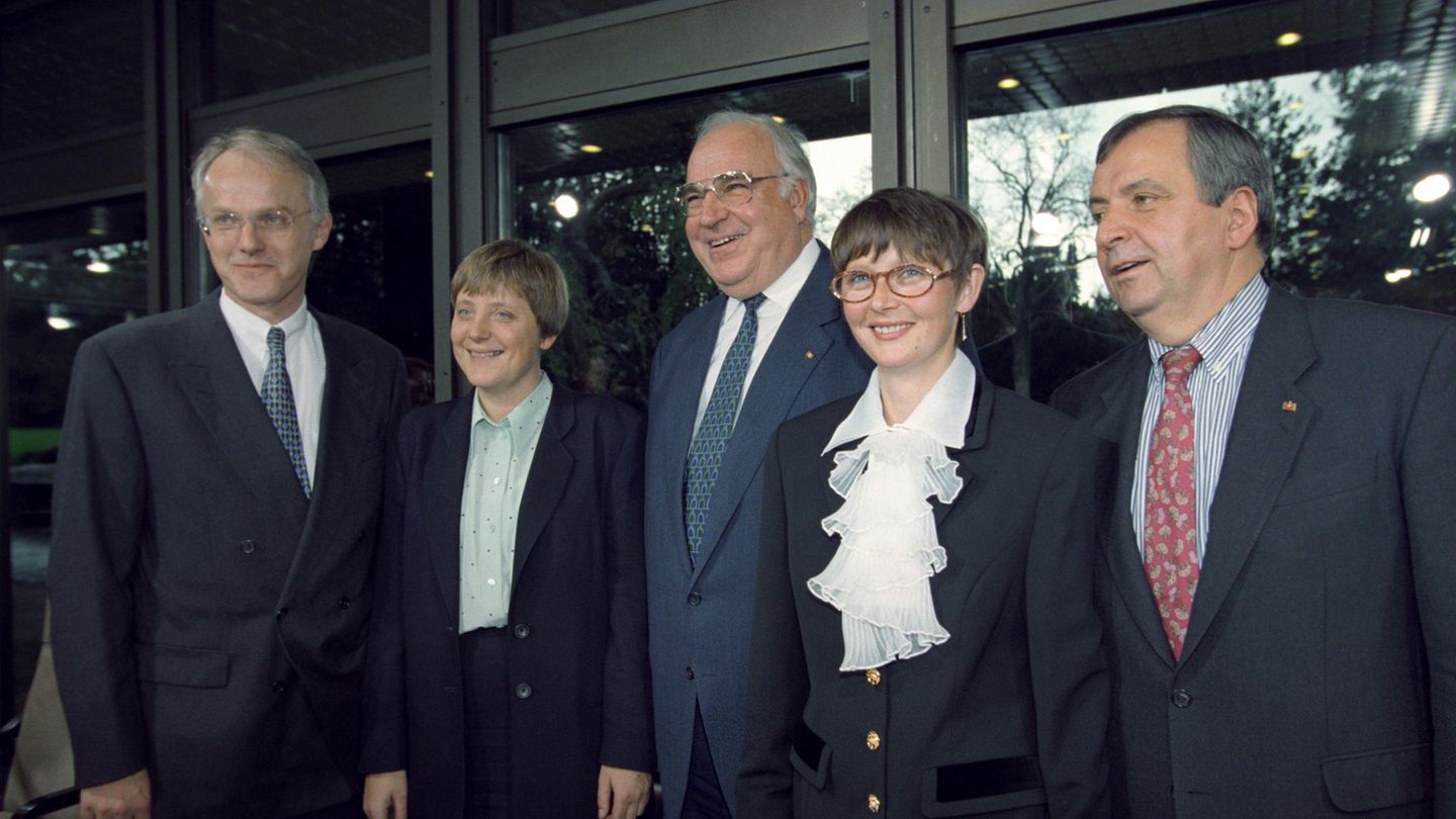 Runder Geburtstag: 17. November 1994: Kanzler Kohl wird wiedergewählt und stellt sein zweites Kabinett zusammen. Überraschend ernennt er Protegée Merkel zur Bundesministerin für Umwelt, Naturschutz und Reaktorsicherheit. Ihr Amtsvorgänger Klaus Töpfer ist zwar auch außerhalb der Union anerkannt, seine umweltpolitischen Forderungen stören den Wirtschaftsflügel der CDU und Koalitionspartner FDP aber zunehmend. 17. November 1994: Kanzler Kohl wird wiedergewählt und stellt sein zweites Kabinett zusammen. Überraschend ernennt er Protegée Merkel zur Bundesministerin für Umwelt, Naturschutz und Reaktorsicherheit. Ihr Amtsvorgänger Klaus Töpfer ist zwar auch außerhalb der Union anerkannt, seine umweltpolitischen Forderungen stören den Wirtschaftsflügel der CDU und Koalitionspartner FDP aber zunehmend.