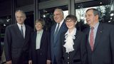 17. November 1994: Kanzler Kohl wird wiedergewählt und stellt sein zweites Kabinett zusammen. Überraschend ernennt er Protegée Merkel zur Bundesministerin für Umwelt, Naturschutz und Reaktorsicherheit. Ihr Amtsvorgänger Klaus Töpfer ist zwar auch außerhalb der Union anerkannt, seine umweltpolitischen Forderungen stören den Wirtschaftsflügel der CDU und Koalitionspartner FDP aber zunehmend.