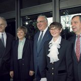 17. November 1994: Kanzler Kohl wird wiedergewählt und stellt sein zweites Kabinett zusammen. Überraschend ernennt er Protegée Merkel zur Bundesministerin für Umwelt, Naturschutz und Reaktorsicherheit. Ihr Amtsvorgänger Klaus Töpfer ist zwar auch außerhalb der Union anerkannt, seine umweltpolitischen Forderungen stören den Wirtschaftsflügel der CDU und Koalitionspartner FDP aber zunehmend.