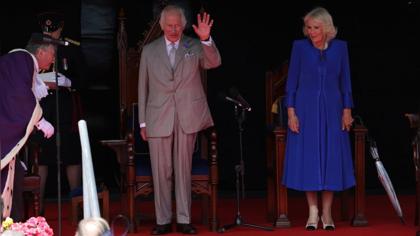 König Charles III. und Königin Camilla: Inselbesuch mit Fußverband