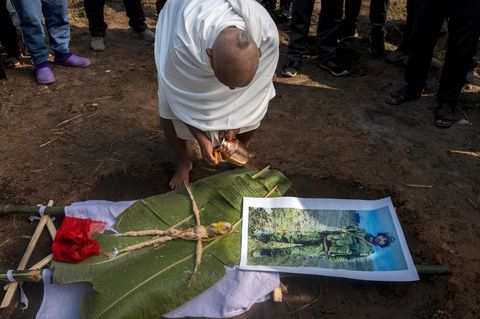 Onkel von Hari Aryal bei Trauerzeremonie in Nepal