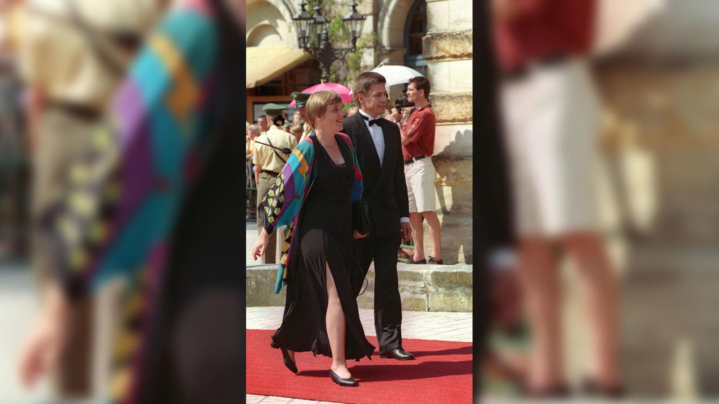 30. Dezember 1998: Angela Merkel heiratet den Berliner Chemieprofessor Joachim Sauer. Ihr Privatleben trägt das Ehepaar nur selten in die Öffentlichkeit. Gemeinsam sieht man sie bis heute nur auf politischen oder kulturellen Events wie zum Beispiel bei der Eröffnung der Richard-Wagner-Festspiele in Bayreuth 1997 (Bild). Sauer selbst lehnt Anfragen zu Interviews, die sich nicht auf seine wissenschaftliche Arbeit beziehen, konsequent ab.