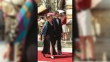 30. Dezember 1998: Angela Merkel heiratet den Berliner Chemieprofessor Joachim Sauer. Ihr Privatleben trägt das Ehepaar nur selten in die Öffentlichkeit. Gemeinsam sieht man sie bis heute nur auf politischen oder kulturellen Events wie zum Beispiel bei der Eröffnung der Richard-Wagner-Festspiele in Bayreuth 1997 (Bild). Sauer selbst lehnt Anfragen zu Interviews, die sich nicht auf seine wissenschaftliche Arbeit beziehen, konsequent ab.