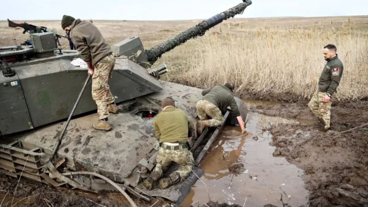 Challenger 2 Panzer bricht im Boden ein und versinkt