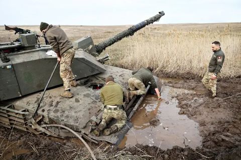 Challenger 2 Panzer bricht im Boden ein und versinkt