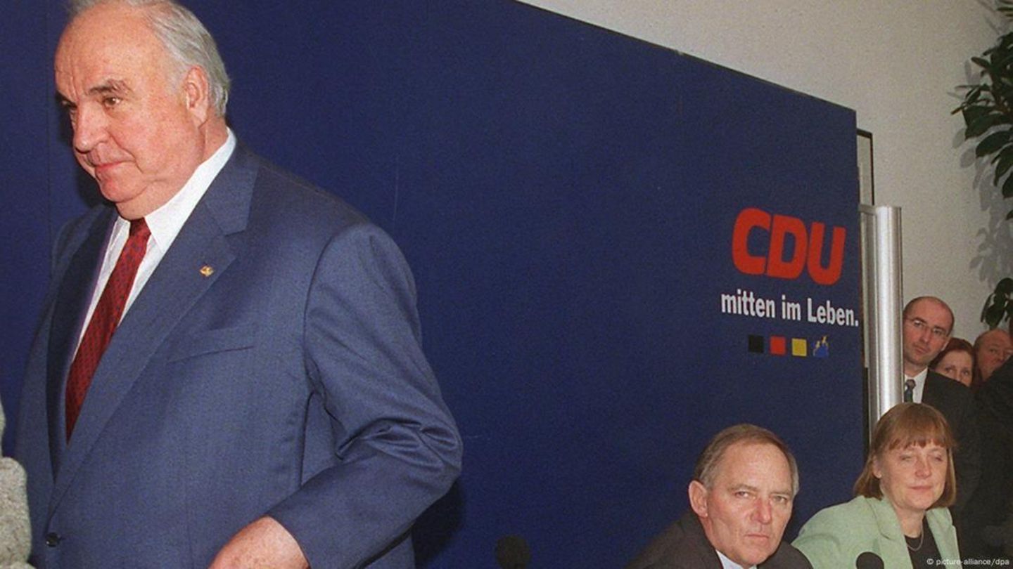 Runder Geburtstag: Winter 1999: Die CDU-Spendenaffäre erschüttert das Vertrauen in die Partei und in Ex-Kanzler Kohl, dem vorgeworfen wird, zwischen 1993 und 1998 1,5 bis 2 Millionen D-Mark Spenden erhalten zu haben, die er nicht als solche deklariert hat. Merkel, die er über Jahre aufgebaut hat, wendet sich gegen ihn. Auf einer Pressekonferenz am 30. November (Bild) fordert sie Kohl auf, die Namen der Spender zu nennen. Daraufhin verlässt er die Veranstaltung vorzeitig. Winter 1999: Die CDU-Spendenaffäre erschüttert das Vertrauen in die Partei und in Ex-Kanzler Kohl, dem vorgeworfen wird, zwischen 1993 und 1998 1,5 bis 2 Millionen D-Mark Spenden erhalten zu haben, die er nicht als solche deklariert hat. Merkel, die er über Jahre aufgebaut hat, wendet sich gegen ihn. Auf einer Pressekonferenz am 30. November (Bild) fordert sie Kohl auf, die Namen der Spender zu nennen. Daraufhin verlässt er die Veranstaltung vorzeitig.