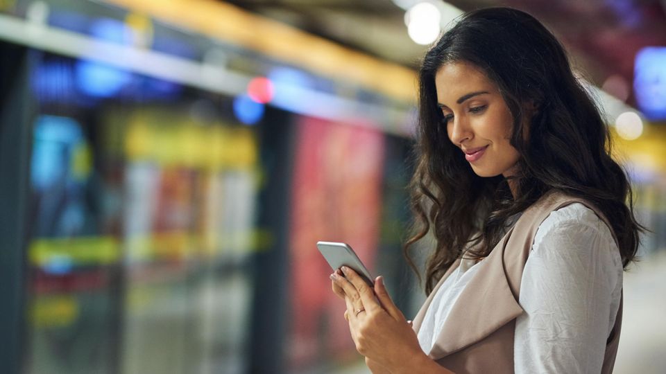 Frau mit Smartphone prüft per GPS ihren Standort