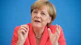 31. August 2015: Auf die Eurokrise folgt 2014 die Krimkrise und ein Jahr später die wohl größte Herausforderung ihrer gesamten Amtszeit: die europäische Flüchtlingskrise beginnt. Trotz großer Kritik an der von ihr propagierten Willkommenskultur bekräftig sie den Kurs in der Bundespressekonferenz am 31. August 2015. Darin geht es vor allem um die Flüchtlingspolitik der Kanzlerin. Merkel gibt sich entschlossen und sagt "Wir schaffen das!". Der Satz prägt daraufhin jahrelang die Diskussion um ihre Flüchtlingspolitik.