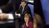 2000: Nach der Spendenaffäre verliert die CDU die Bundestagswahlen 1998, die SPD mit Kanzler Gerhard Schröder kommt an die Macht. Merkel übernimmt die Führung der CDU und versucht die Partei nach der Spendenaffäre zu konsolidieren. Vielen alteingesessenen (männlichen) Christdemokraten fällt es schwer, eine Frau an der Spitze der zu akzeptieren. Doch Merkel beweist Führungsstärke und kann ihre Kritiker überzeugen.